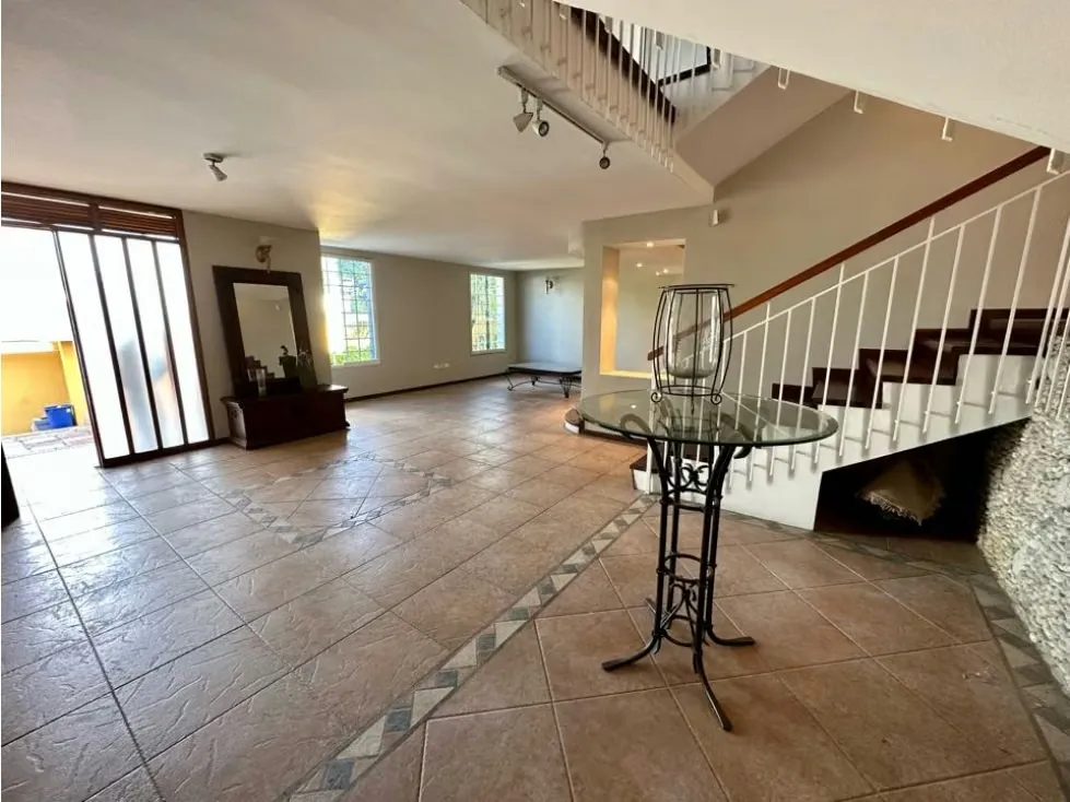Vendo casa calle cerrada 450m2 Prados del Este 5395 - 4
