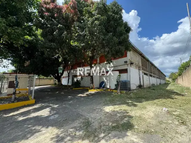 ¡OPORTUNIDAD ESTRATÉGICA DE INVERSIÓN INDUSTRIAL! Extraordinario Complejo Industrial de 3.200 m² | Zona Industrial San Vicente