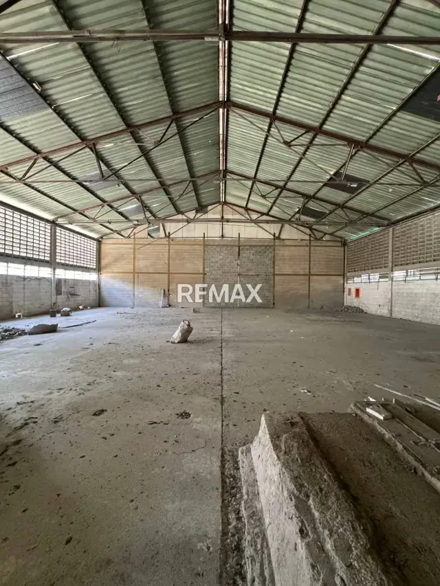¡OPORTUNIDAD ESTRATÉGICA DE INVERSIÓN INDUSTRIAL! Extraordinario Complejo Industrial de 3.200 m² | Zona Industrial San Vicente - 12