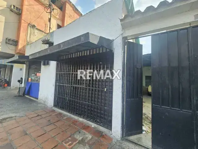 Terreno con bienechurías y locales en Av Principal 23 de Enero