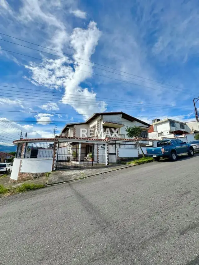 En Venta Casa esquinera en Las Yayas, los Naranjos, a una cuadra de la Cruz Roja