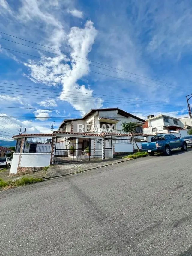 En Venta Casa esquinera en Las Yayas, los Naranjos, a una cuadra de la Cruz Roja