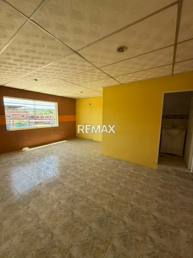 Edificio Comercial en Alquiler: Ubicación Estratégica y Amplios Espacios. - 3