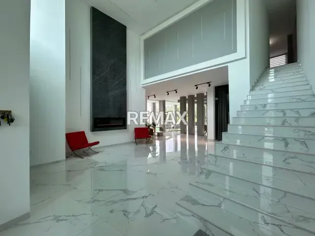 En venta casa Moderna ubicada en Lomas del country Club - 11