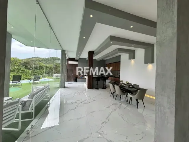 En venta casa Moderna ubicada en Lomas del country Club - 13