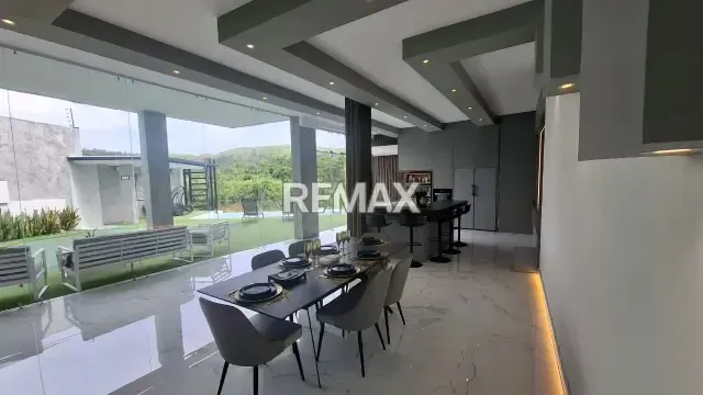 En venta casa Moderna ubicada en Lomas del country Club - 16