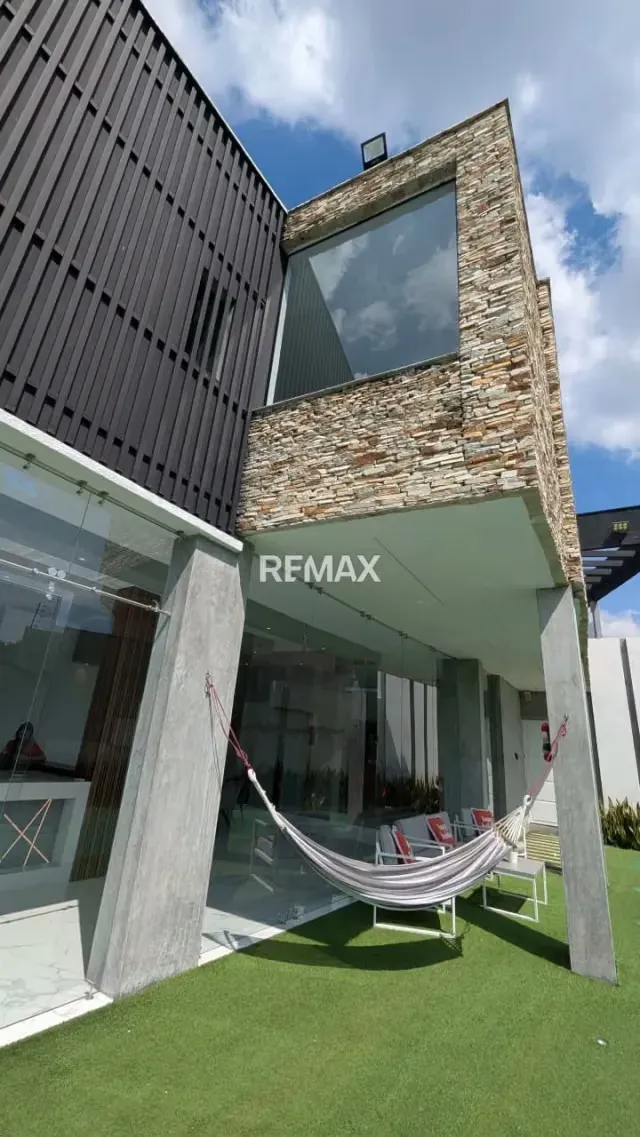 En venta casa Moderna ubicada en Lomas del country Club - 2
