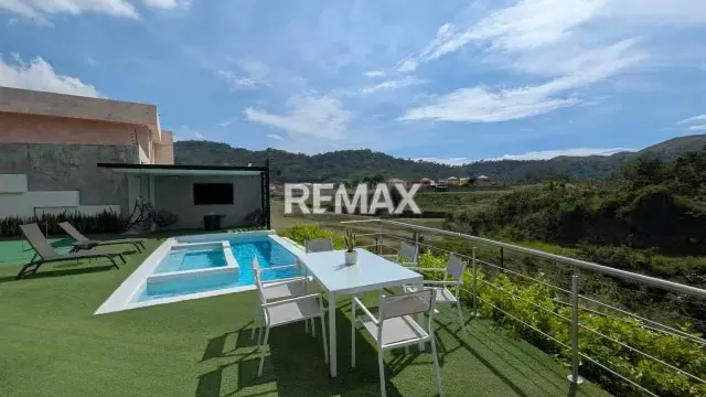 En venta casa Moderna ubicada en Lomas del country Club - 5