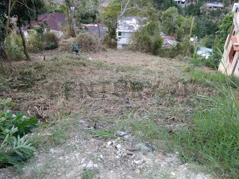 Lote de terreno bien ubicado en urbanizacion privada. con pendiente. existen muchas viviendas ya