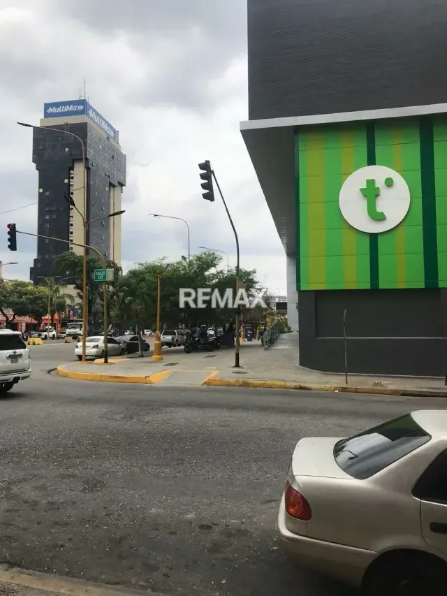 Alquiler Local Comercial en Ubicación Imbatible Edif Los Sauces Av. Bolívar Norte Valencia al frente de El Tijerazo - 3