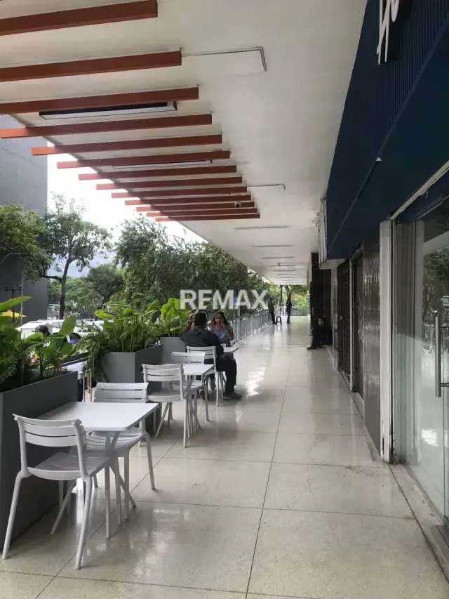 Alquiler Local Comercial en Ubicación Imbatible Edif Los Sauces Av. Bolívar Norte Valencia al frente de El Tijerazo - 4