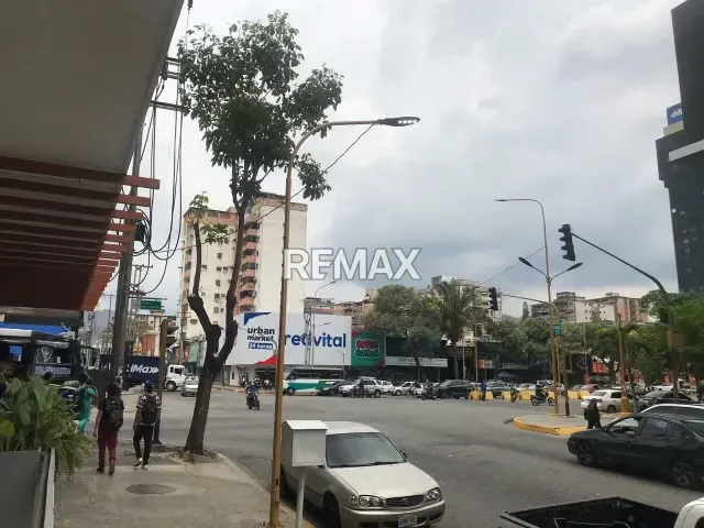 Alquiler Local Comercial en Ubicación Imbatible Edif Los Sauces Av. Bolívar Norte Valencia al frente de El Tijerazo - 5