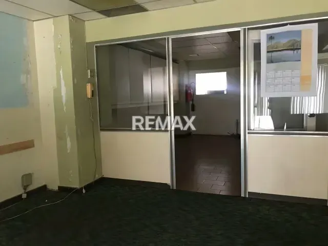 Alquiler Local Comercial en Ubicación Imbatible Edif Los Sauces Av. Bolívar Norte Valencia al frente de El Tijerazo - 9