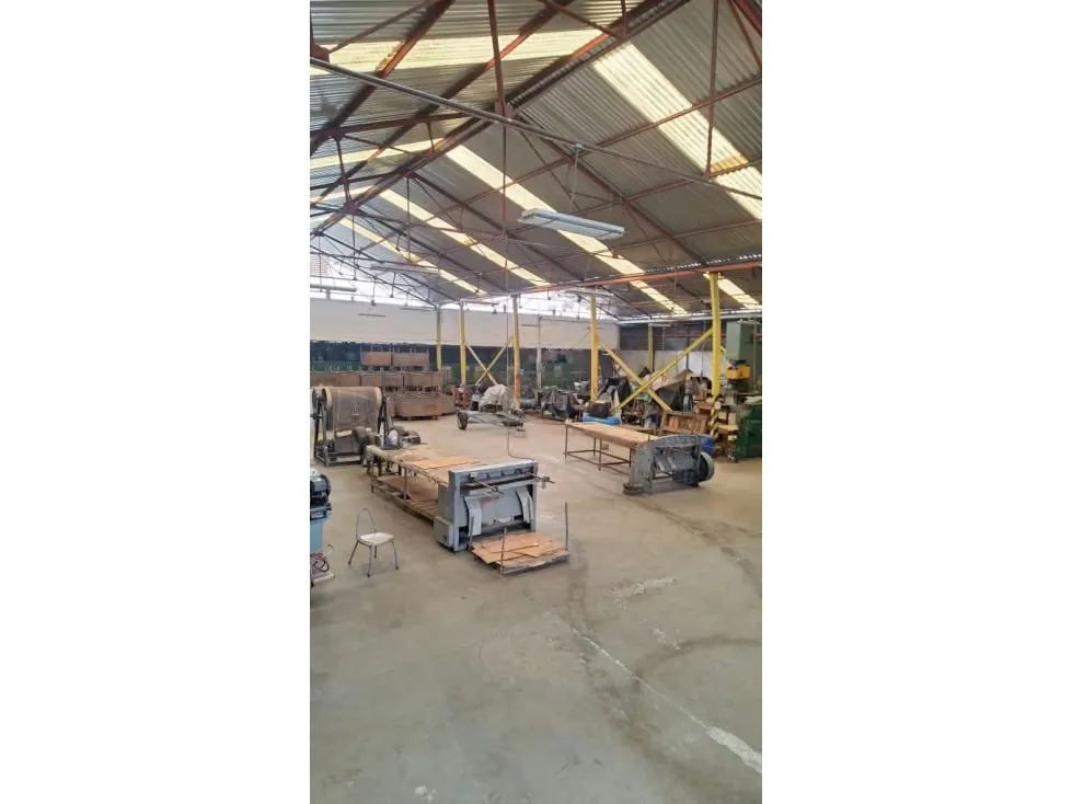Se vende Galpon 2,700m² La Yaguara - 2