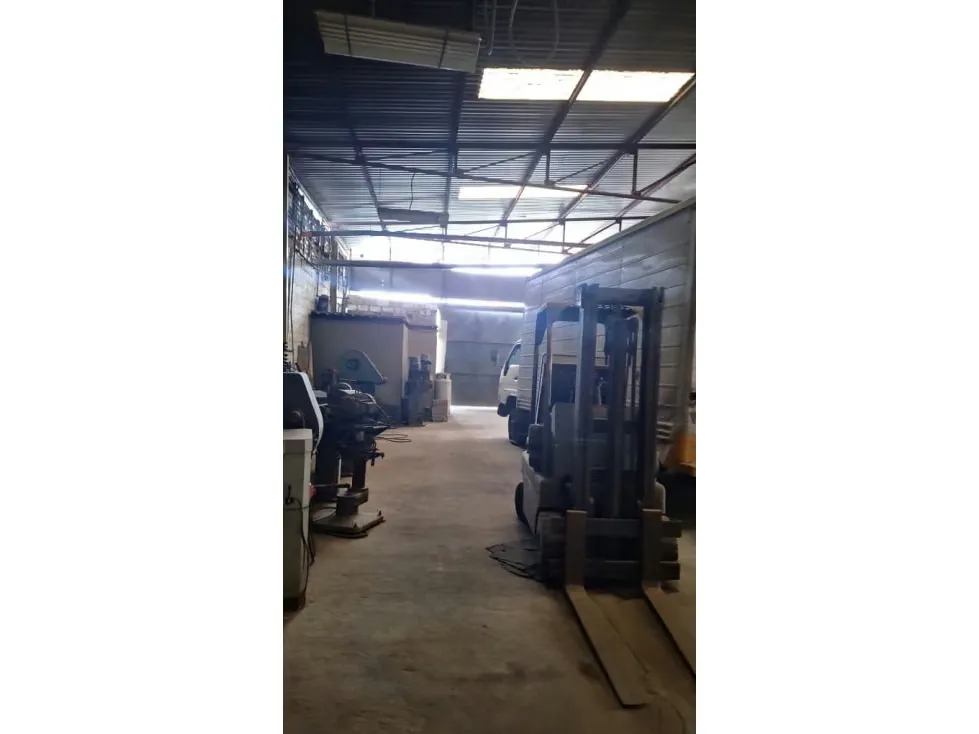 Se vende Galpon 2,700m² La Yaguara - 6