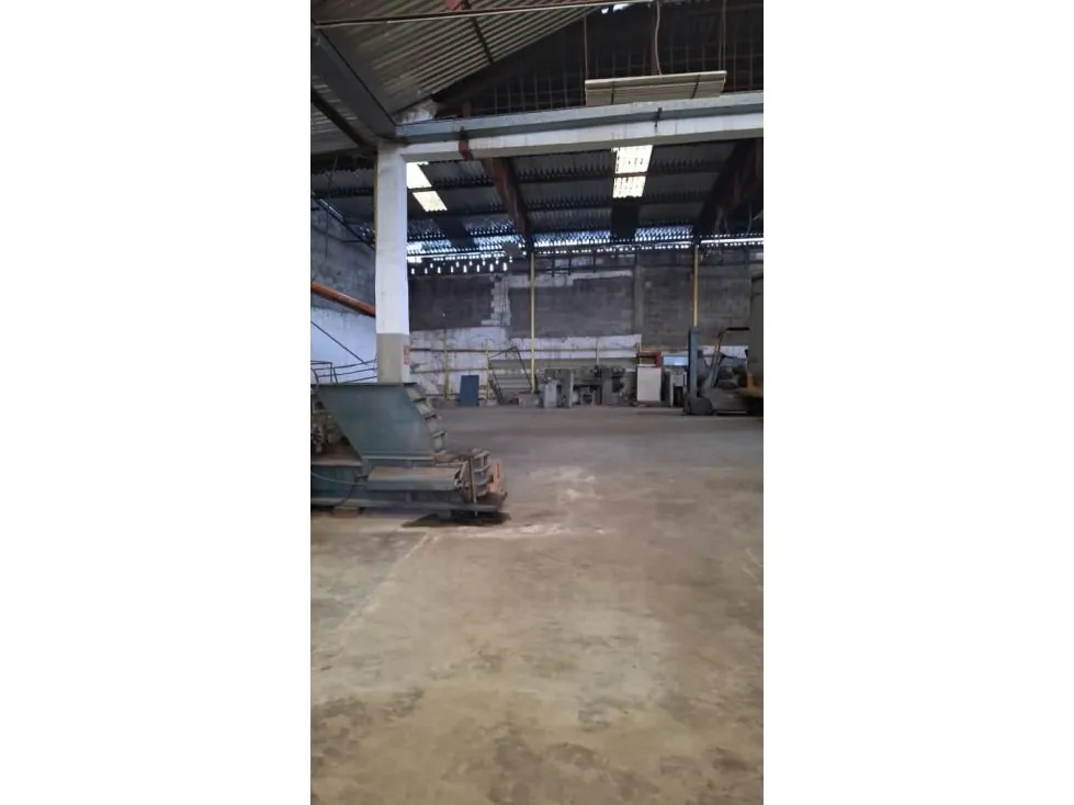 Se vende Galpon 2,700m² La Yaguara - 10