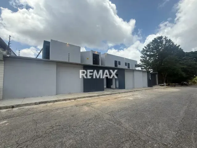 Casa De Lujo a Estrenar en Los Naranjos• Calle Cerrada•Vista Franca al Avila