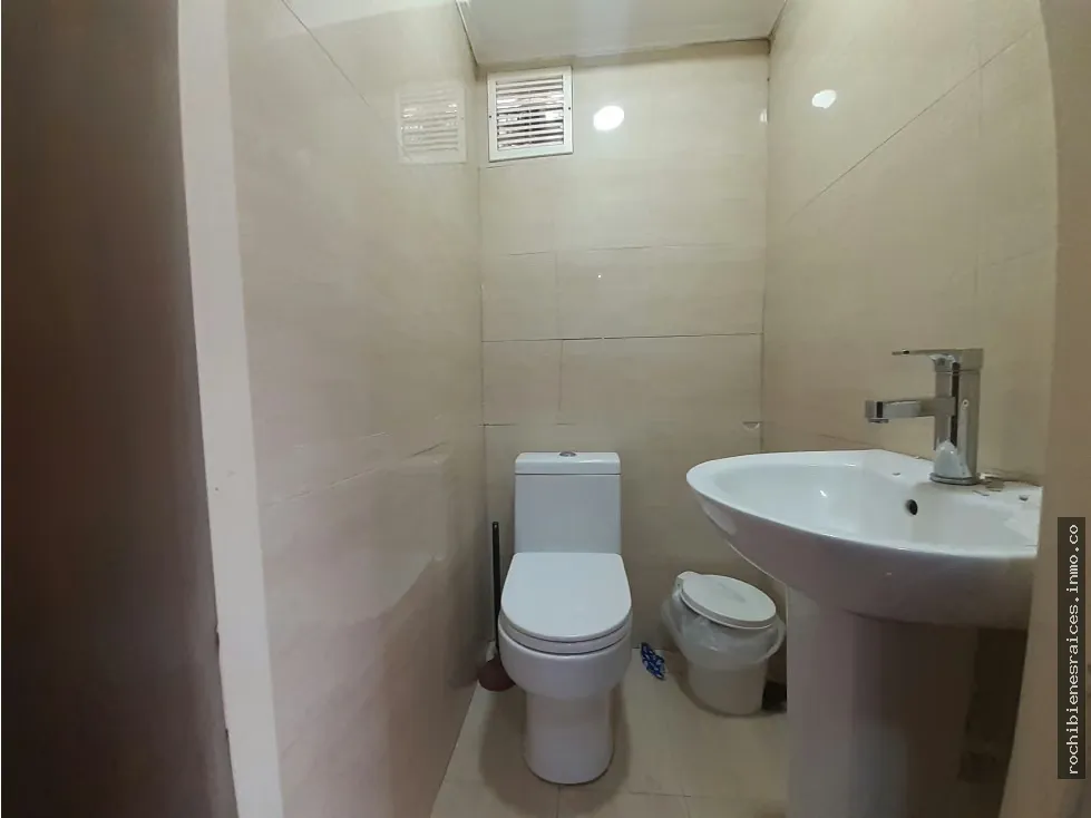 CENTRO SOLANO PLAZA EN SABANA GRANDE OFICINA EN VENTA - 26