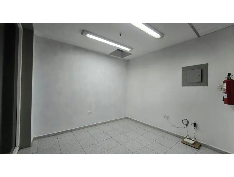 Alquilo local comercial 8m2 C.C. Galerías Prados del Este 3305 - 3