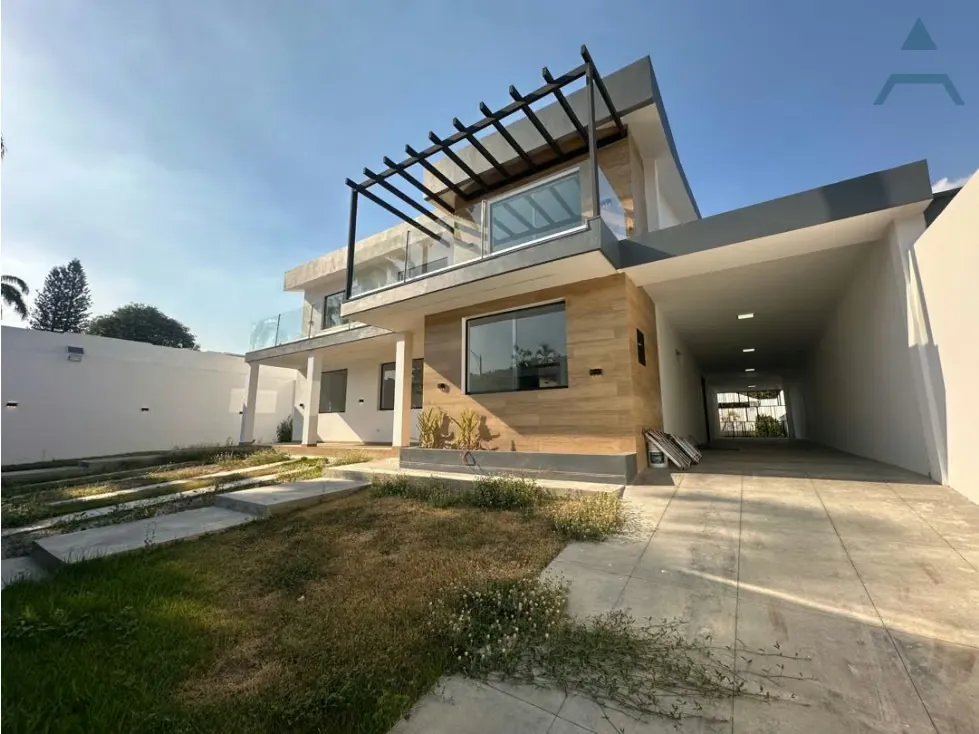 Venta casa remodelada en urb la viña