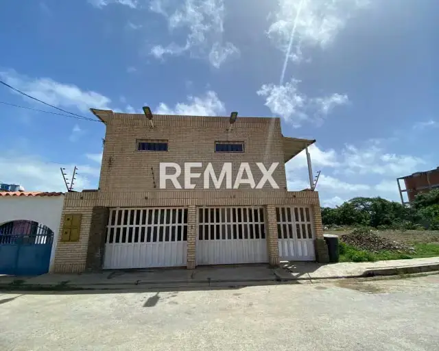 ¡GRAN OPORTUNIDAD COMERCIAL! EN VENTA CASA CON 430M² CON 8 HABITACIONES TIPO ESTUDIO, GALPÓN REFORZADO Y EXCELENTE UBICACIÓN RESIDENCIAL CERCA DEL MAR. ¡HAZ CRECER TU NEGOCIO HOY!