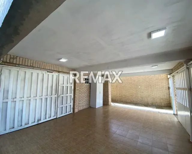 ¡GRAN OPORTUNIDAD COMERCIAL! EN VENTA CASA CON 430M² CON 8 HABITACIONES TIPO ESTUDIO, GALPÓN REFORZADO Y EXCELENTE UBICACIÓN RESIDENCIAL CERCA DEL MAR. ¡HAZ CRECER TU NEGOCIO HOY! - 3