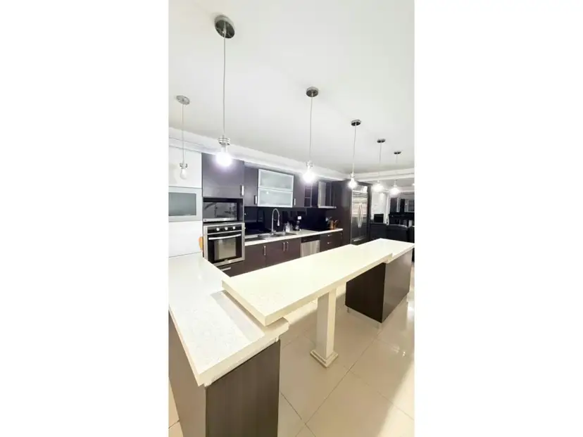 Lechería, en venta Casa Bote. con muelle privado