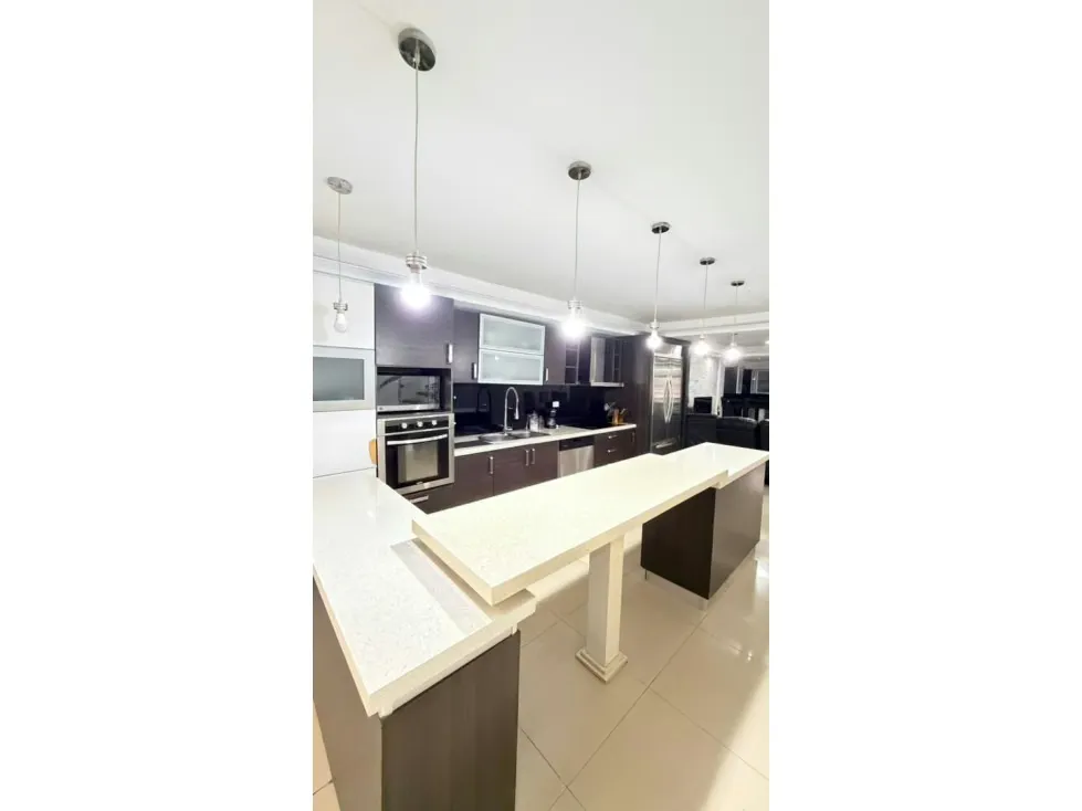 Lechería, en venta Casa Bote. con muelle privado