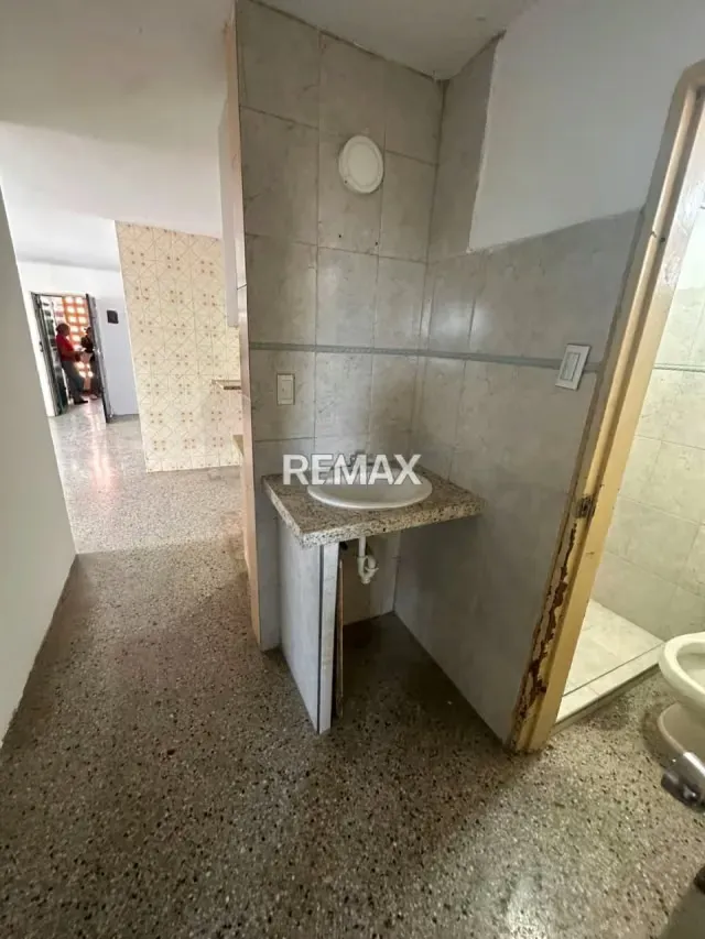En Venta Amplio Apartamento por Inversion al Oeste de Barquisimeto Urbanizacion El Obelisco - 13