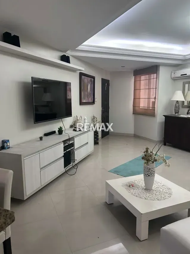 Hermoso Apartamento en Venta, Ubicado en Las Acacias, Avenida 5 entre calles 18 y 19, Edificio Paradise Garden, Valera Estado Trujillo - 2