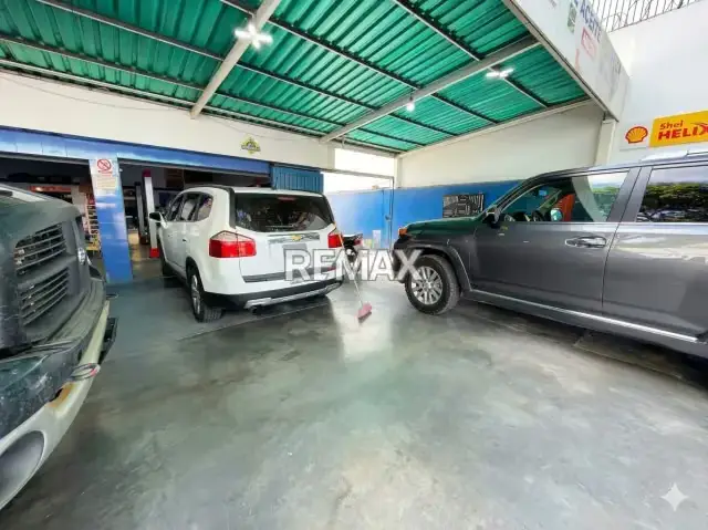 Se Alquila Taller Automotriz de 650m2 totalmente equipado.