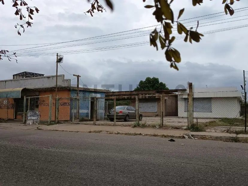 Amplio Terreno con Locales Comerciales