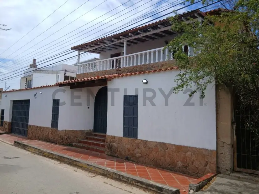 Casa Dúplex en Venta: Exclusividad y Confort en Urbanización Mundo Nuevo.