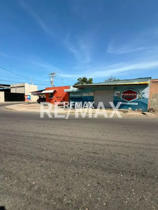 Terreno con locales en venta