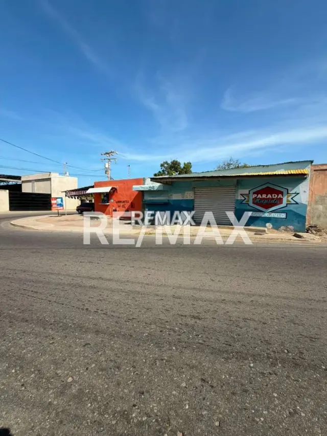 Terreno con locales en venta