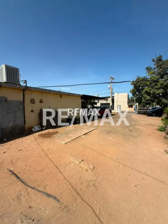 Terreno con locales en venta - 3