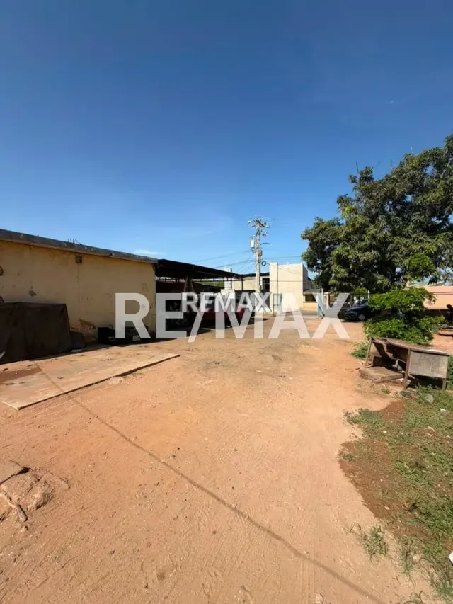 Terreno con locales en venta - 4