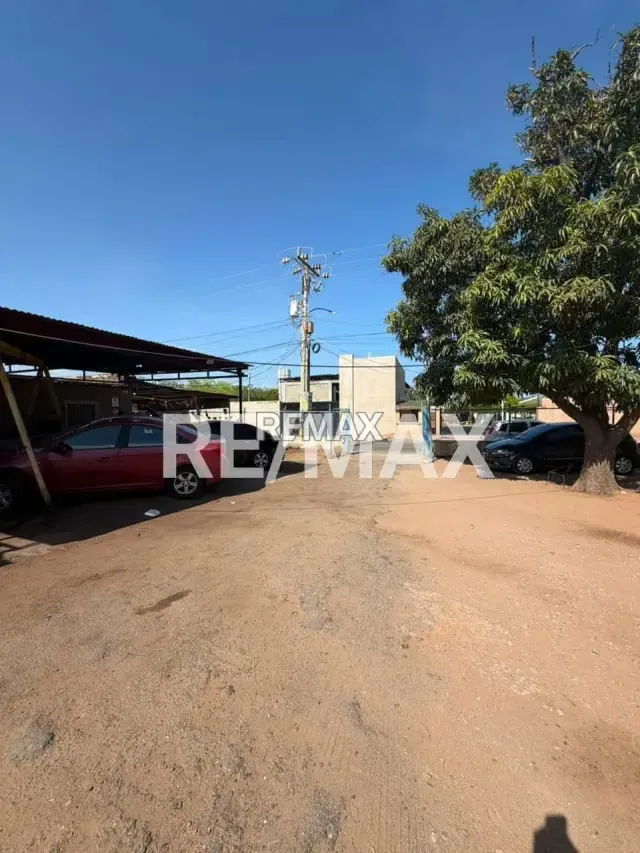 Terreno con locales en venta - 5