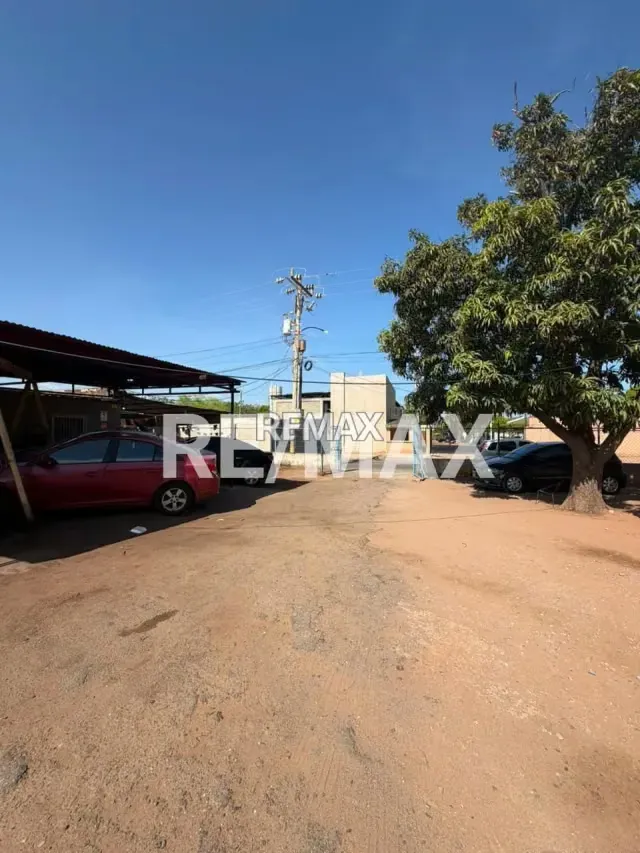 Terreno con locales en venta - 6