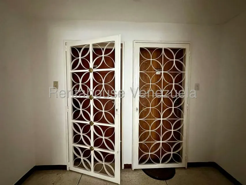 Apartamento (1 Nivel) en Alquiler en Santa Paula, Distrito Metropolitano - 2