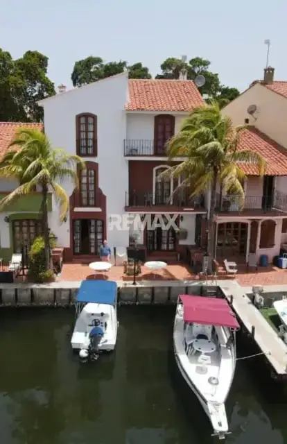 Acogedora Villa en alquiler en el Conjunto Residencial Pueblo Viejo, amoblada y equipada en todos los niveles, decoración Mediterránea.