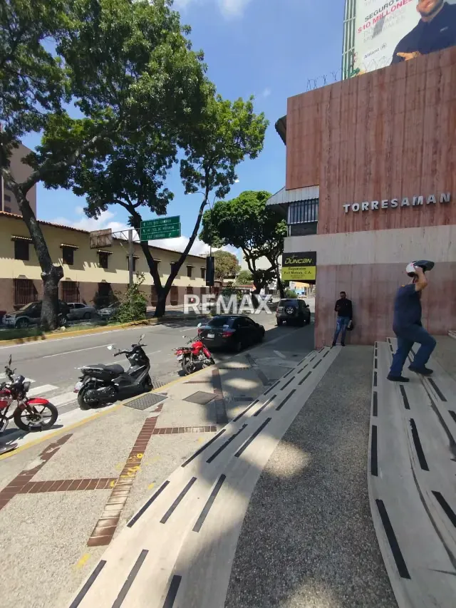 Venta de Bello Consultorio, en Los Dos Caminos - 19