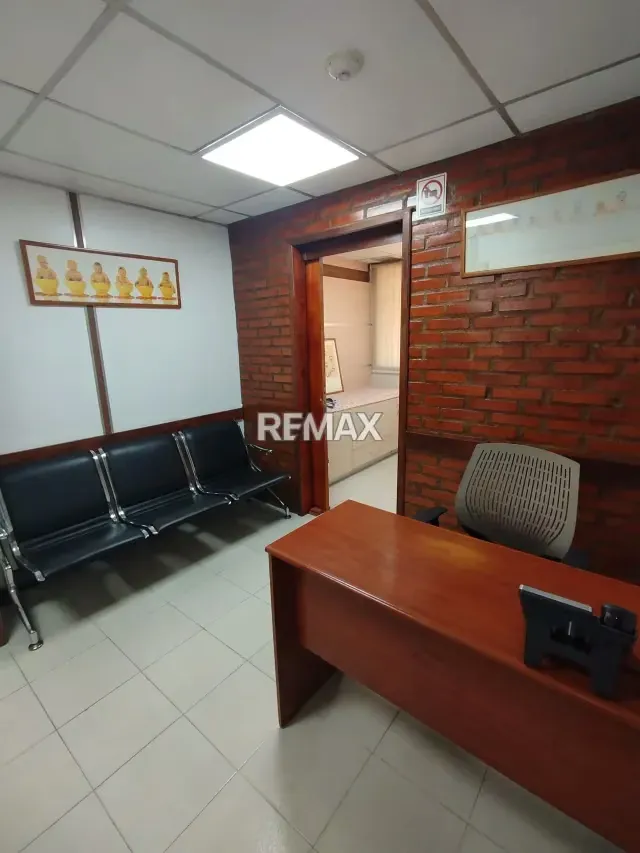 Venta de Bello Consultorio, en Los Dos Caminos - 2