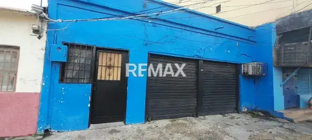 En venta Casa comercial ubicada en una zona estratégica a 1 cuadra del Mercado de plc