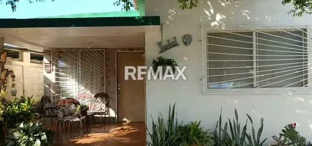 HERMOSA CASA EN VENTA EN LOS PUERTOS DE ALTAGRACIA, ENTRE AVS. 4 Y 5, CON EXCELENTE POTENCIAL PARA USO COMERCIAL O RESIDENCIAL. - 2