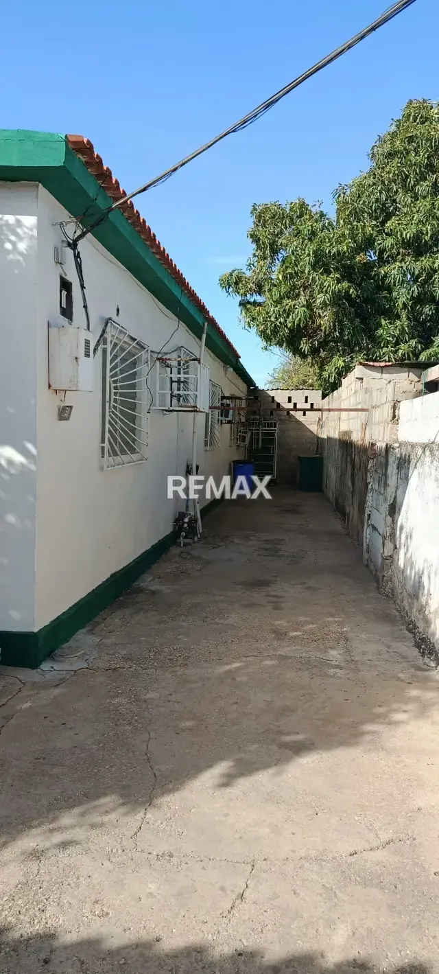 HERMOSA CASA EN VENTA EN LOS PUERTOS DE ALTAGRACIA, ENTRE AVS. 4 Y 5, CON EXCELENTE POTENCIAL PARA USO COMERCIAL O RESIDENCIAL. - 3