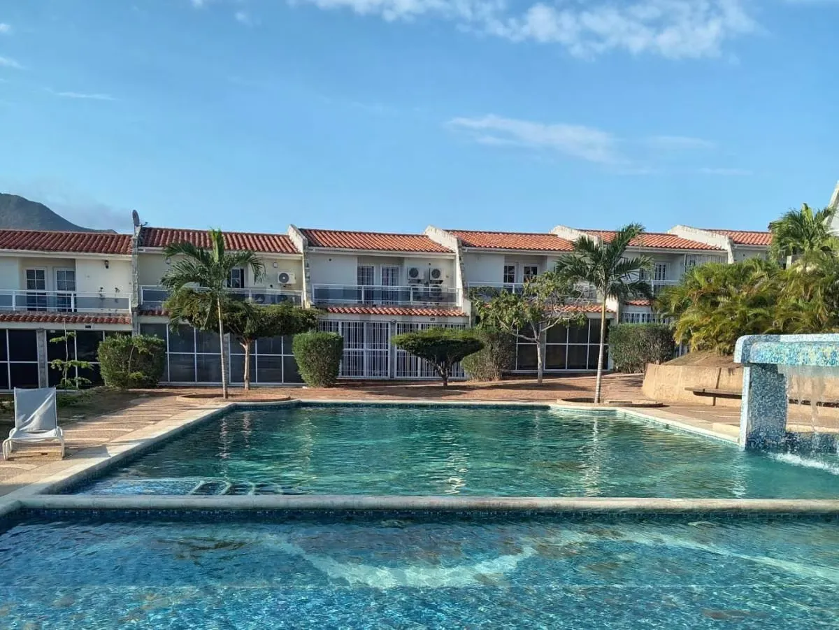 TOWN HOUSE EN BRISAS DE SAN MIGUEL, MUNICIPIO MANEIRO, ISLA DE MARGARITA