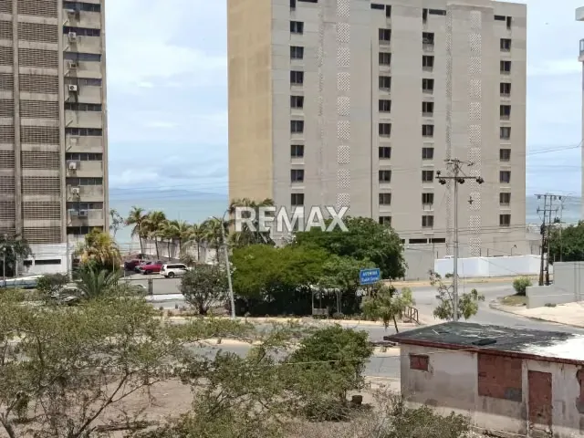 APARTAMENTO PARA REMODELAR CON VISTA LEJANA AL MAR - 17