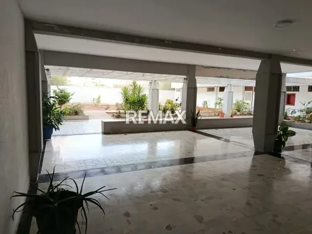 APARTAMENTO PARA REMODELAR CON VISTA LEJANA AL MAR - 3