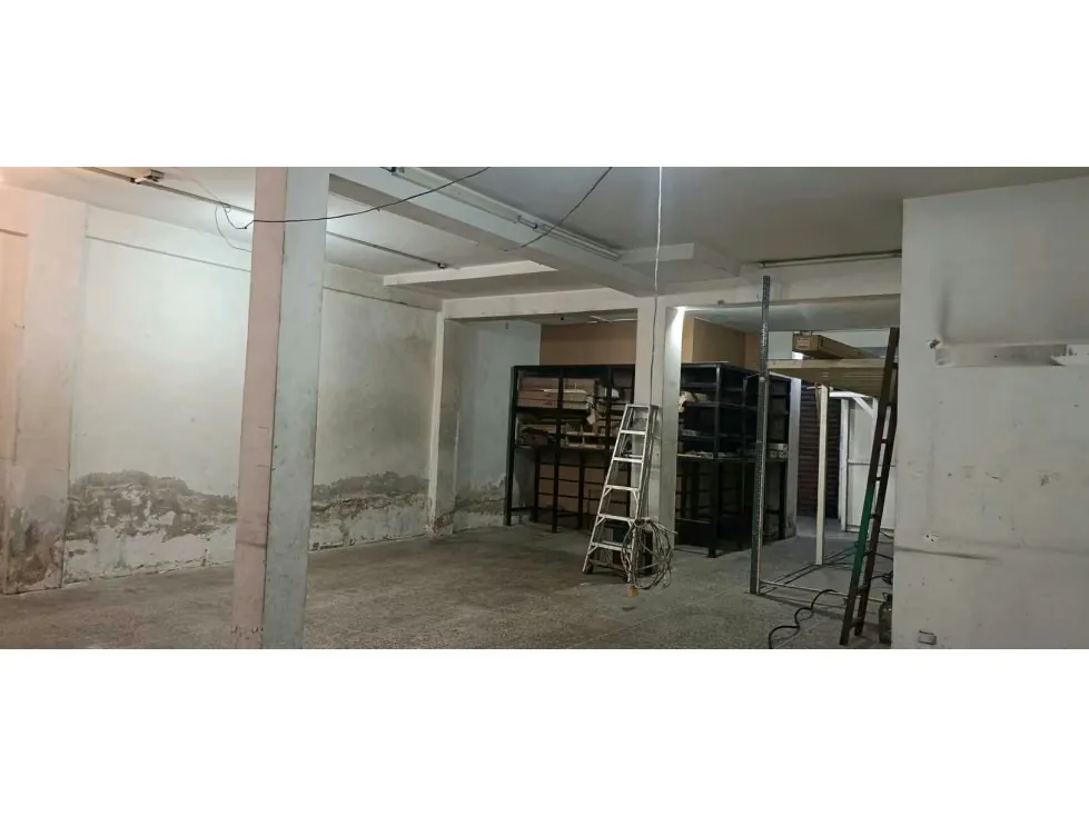 Alquilo local comercial 127m2 El Cementerio 1937 - 7